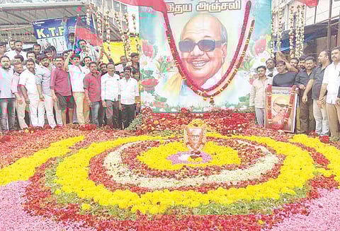 ஓசூரில் கருணாநிதி உருவப்படத்திற்கு 2 டன் பூக்களால் அலங்காரம்