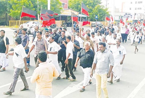 கருணாநிதி மரணம்: நாமக்கல் மாவட்டம் முழுவதும் மவுன ஊர்வலம் தி.மு.க.வினர் அஞ்சலி செலுத்தினர்