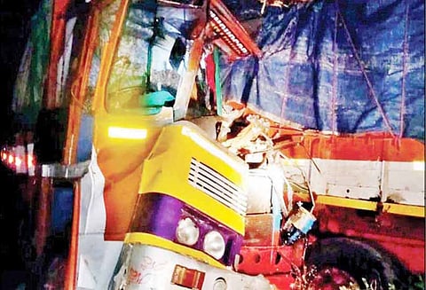 நின்று கொண்டிருந்த லாரி மீது மற்றொரு லாரி மோதி விபத்து; டிரைவர் படுகாயம்