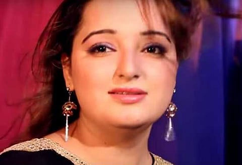 பாகிஸ்தானில் பாடகி ரேஷ்மா கணவரால் சுட்டு கொல்லப்பட்டார்