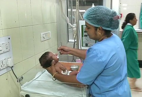 டெல்லியில் குப்பை தொட்டியில் வீசப்பட்ட ஒரு மாத பெண் குழந்தை