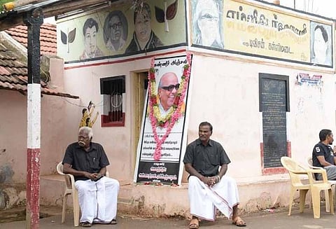 அ.தி.மு.க அலுவலகத்தில் தி.மு.க தலைவர் கருணாநிதிக்கு மவுன அஞ்சலி