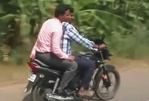 வழி கேட்பதுபோல் நடித்து செல்போன் பறிப்பில் ஈடுபட்ட என்ஜினீயரிங் கல்லூரி மாணவர்