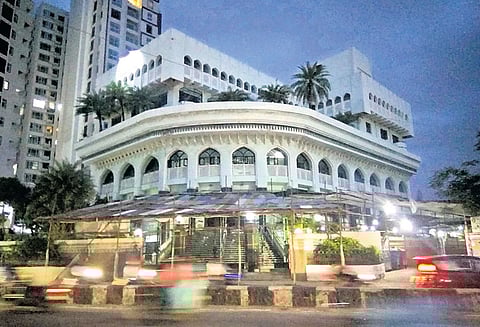 தாத்தாவை ஹஜ் பயணத்துக்கு வழியனுப்ப வந்த 2 வயது குழந்தை 3-வது மாடியில் இருந்து தவறி விழுந்து பலி