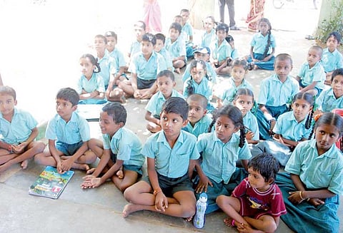 தலைமை ஆசிரியை இடமாற்றம் செய்யப்பட்டதை கண்டித்து மாணவர்கள் மீண்டும் போராட்டம்