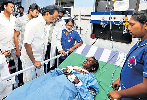 கருணாநிதி இறுதி அஞ்சலியில் கூட்ட நெரிசலில் காயம் அடைந்தவர்களுக்கு மு.க.ஸ்டாலின் ஆறுதல்