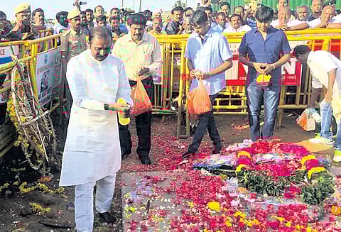 கருணாநிதி சமாதியில் பால் ஊற்றி அஞ்சலி செலுத்திய கவிஞர் வைரமுத்து