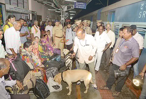 சுதந்திர தின விழாவையொட்டி ரெயில் நிலையத்தில் போலீசார் அதிரடி சோதனை