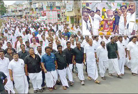 கருணாநிதி மறைவையொட்டி மவுன ஊர்வலம் உருவப்படத்திற்கு மலர்தூவி அஞ்சலி