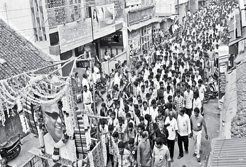 கருணாநிதி மறைவு: அரசியல் கட்சிகள், பொதுநல அமைப்புகள் சார்பில் அமைதி பேரணி