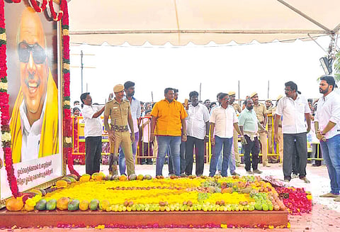 கருணாநிதி சமாதியில் நடிகர்கள் கார்த்தி, விஜயகுமார் அஞ்சலி