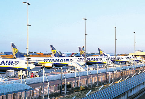 ஊழியர்கள் வேலை நிறுத்தம் : 5 நாடுகளில் விமான போக்குவரத்து பாதிப்பு