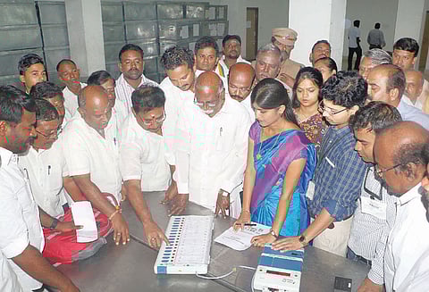 அனைத்து கட்சி நிர்வாகிகள் முன்னிலையில் புதிய மின்னணு வாக்குப்பதிவு எந்திரங்கள் சரிபார்க்கும் பணி