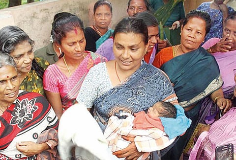 நாகர்கோவிலில் பரபரப்பு: பச்சிளம் பெண் குழந்தை குப்பை தொட்டியில் வீச்சு - அதிகாரி விசாரணை