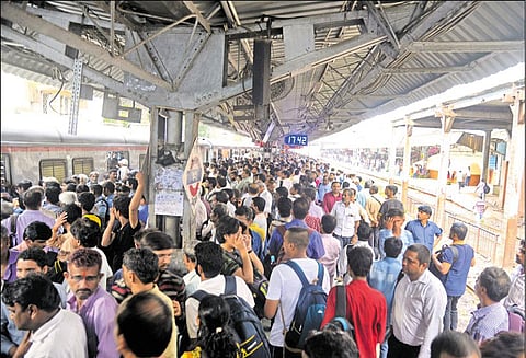 மத்திய ரெயில்வே மோட்டார் மேன்கள் திடீர் போராட்டம்