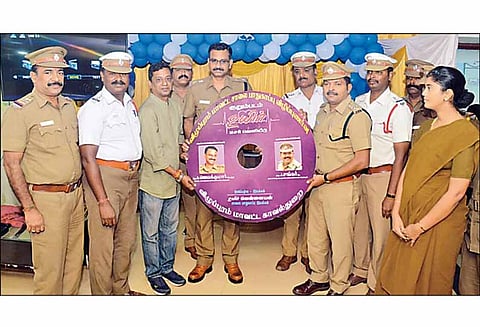 பொதுமக்களுக்கு காவல்துறையினர் முன்மாதிரியாக இருக்க வேண்டும்