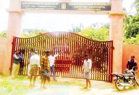 குப்பை கிடங்கில் காட்டாத்துறை ஊராட்சி கழிவுகளை கொட்டிய வாகனங்கள் சிறைபிடிப்பு