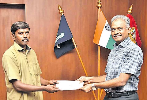 சாலையில் கிடந்த பணத்தை ஒப்படைத்த ஆட்டோ டிரைவருக்கு கமிஷனர் பாராட்டு