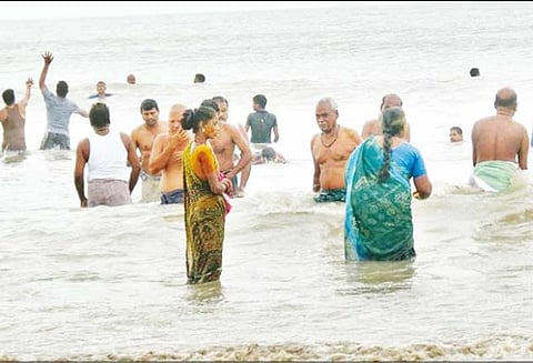 ஆடி அமாவாசையையொட்டி வேதாரண்யம் கடலில் ஆயிரக்கணக்கானோர் புனித நீராடினர்