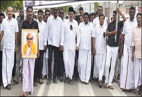 கருணாநிதி மறைவையொட்டி காயல்பட்டினம், கோவில்பட்டியில் அனைத்து கட்சியினர் மவுன ஊர்வலம்