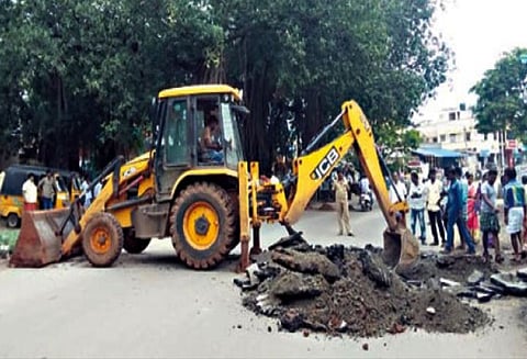 கம்பம்-குமுளி தேசிய நெடுஞ்சாலையில் ரூ.36 லட்சத்தில் பாலம் கட்டும் பணி - போக்குவரத்து மாற்றம்