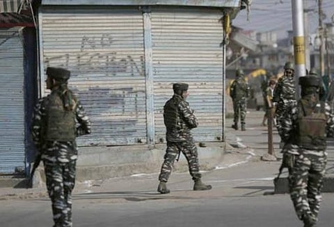 காஷ்மீரின் ஸ்ரீநகரில் தீவிரவாதிகள் தாக்குதல்; பாதுகாப்பு படை வீரர் உயிரிழப்பு