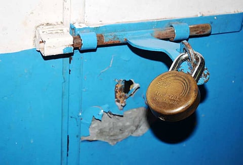 கடையின் பூட்டை உடைத்து ரூ.5 லட்சம் செல்போன்கள், பணம் திருட்டு