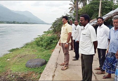 பூலாம்பட்டி காவிரி ஆற்றில் தாசில்தார் ஆய்வு