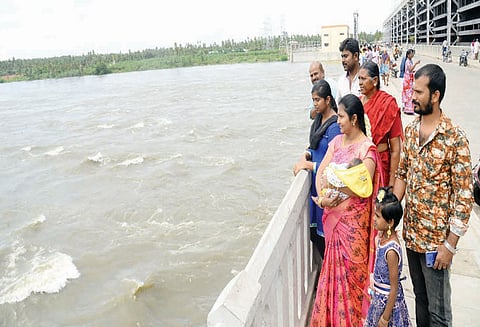 காவிரி ஆற்றில் வெள்ளப்பெருக்கு: நட்டாற்றீசுவரர் கோவிலுக்கு பக்தர்கள் செல்ல தடை