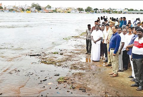 காவிரி ஆற்றில் வெள்ளப்பெருக்கு: கரையோர பகுதிகளை கலெக்டர் பிரபாகர் பார்வையிட்டார்