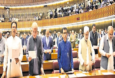 பாகிஸ்தான் நாடாளுமன்றத்தில் இம்ரான்கான் உள்பட 329 எம்.பி.க்கள் பதவி ஏற்றனர்