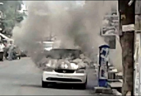 சேலம்: நடுரோட்டில் கார் தீப்பிடித்து எரிந்தது - டிரைவர் அதிர்ஷ்டவசமாக உயிர் தப்பினார்