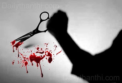 அரசு மருத்துவமனையில் தொழிலாளியை கத்தரிக்கோலால் குத்திய வாலிபர்