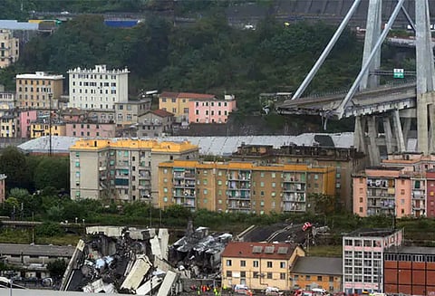 இத்தாலியில் பாலம் இடிந்து விழுந்து விபத்து நேரிட்டதில் 11 பேர் உயிரிழப்பு