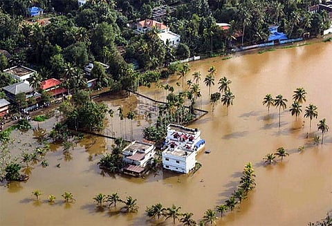 கேரளாவில் கொட்டித்தீர்க்கும் கனமழை, வெள்ளத்தினால் மக்கள் பாதிப்பு, ஓணம் திருவிழா ரத்து