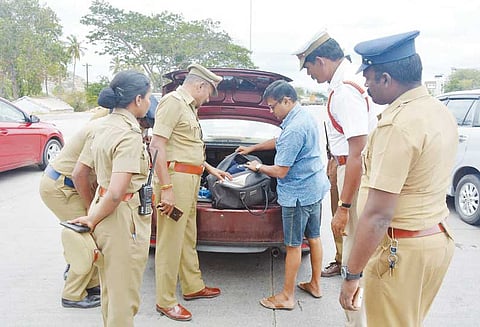 கிருஷ்ணகிரி மாவட்டத்தில் போலீசார் தீவிர வாகன சோதனை