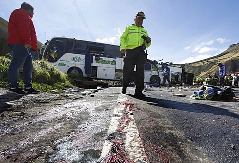 ஈக்வடார் நாட்டில் பேருந்து விபத்தில் 24 பேர் பலி