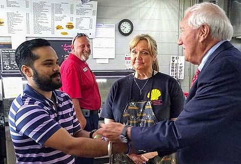 உணவு விடுதியில் சாப்பிட்டு விட்டு இந்தியருக்கு எதிராக பேஸ்புக்கில் இனவெறி விமர்சனம் செய்த வாடிக்கையாளர்