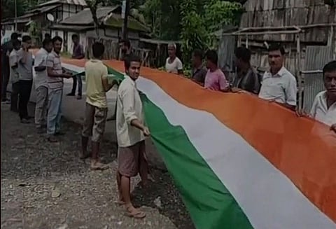 அசாமில் 3.5 கி.மீ. நீள தேசிய கொடியுடன் பேரணியாக சென்று இந்திய சுதந்திர தினம் கொண்டாடப்பட்டது