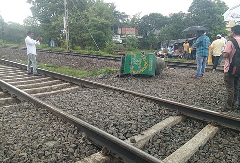 சென்னை-ஹவுரா கோரமண்டல் எக்ஸ்பிரெஸ் ரெயில் சிமெண்ட் கலவை இயந்திரத்தின் மீது மோதி விபத்து