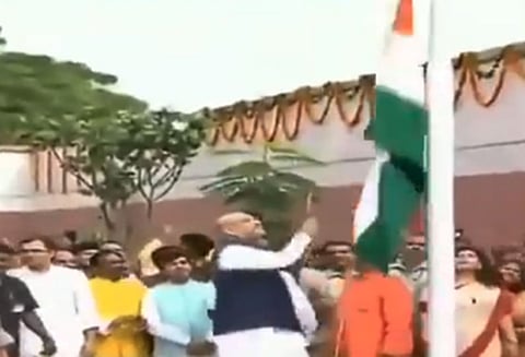 தேசியகொடியை ஏற்றுவதில் ஏற்பட்ட தவறு - அமித்ஷாவை கிண்டல் செய்த காங்கிரஸ்