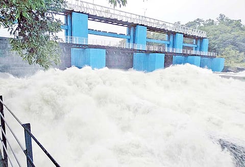 பெருஞ்சாணி அணையில் இருந்து 30 ஆயிரம் கனஅடி உபரிநீர் வெளியேற்றம்