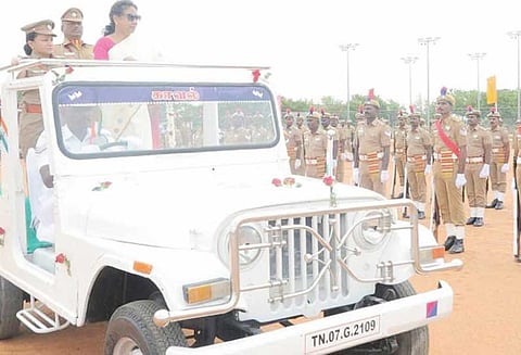 பெரம்பலூரில் சுதந்திர தின விழா: தேசிய கொடியை கலெக்டர் சாந்தா ஏற்றினார்