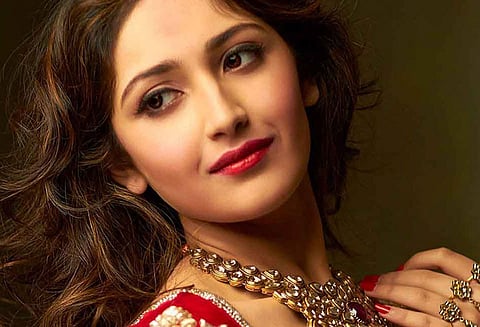 சாயிஷா கொடுத்த மது விருந்து!