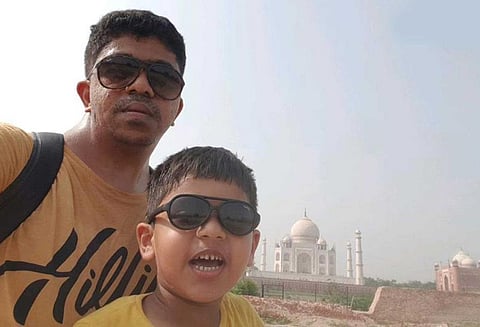 இந்தியாவில் சுற்று பயணம் செய்து கின்னஸ் உலக சாதனை படைத்த தந்தை மற்றும் மகன்