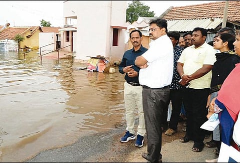 வெள்ளம் பாதித்த பகுதிகளை சேர்ந்த பொதுமக்கள் 34 முகாம்களில் பாதுகாப்பாக தங்க வைப்பு : பள்ளிக்கல்வித்துறை செயலாளர் உதயசந்திரன் தகவல்