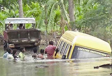 பவானி ஆற்றில் 75 ஆயிரம் கனஅடி தண்ணீர் திறப்பு: சத்தி-பவானிசாகரில் 600 வீடுகளுக்குள் வெள்ளம் புகுந்தது