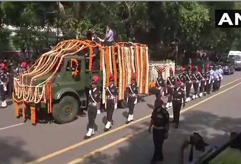 வாஜ்பாய் உடல் பாரதீய ஜனதா தலைமை அலுவலகத்திற்கு கொண்டு செல்லப்படுகிறது