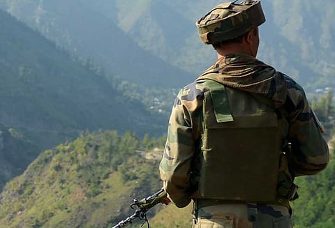 பயங்கரவாதிகளுடன் துப்பாக்கி சண்டை: ராணுவ வீரர் வீர மரணம்