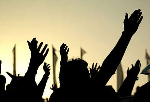 உறவினர்களுடன் தறித்தொழிலாளி தர்ணா போராட்டம் சேலம் கலெக்டர் அலுவலகத்தில் பரபரப்பு